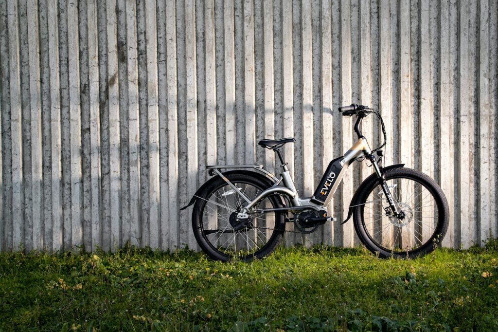 Vélo électrique près d’un mur en bois