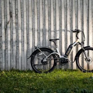 Vélo électrique près d’un mur en bois