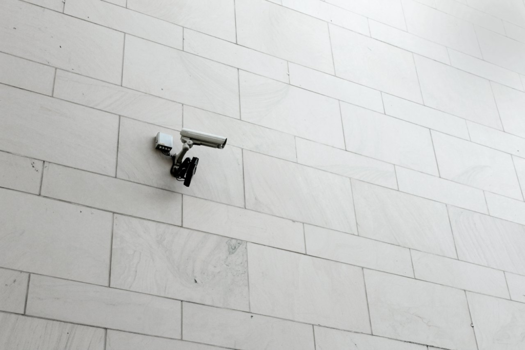Caméra de surveillance installée sur un mur extérieur