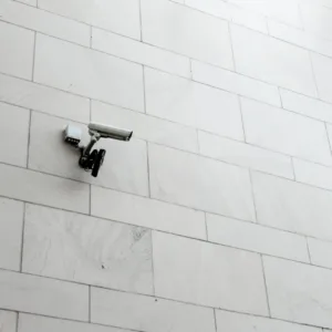 Caméra de surveillance installée sur un mur extérieur
