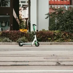 Trottinette électrique dans un environnement urbain