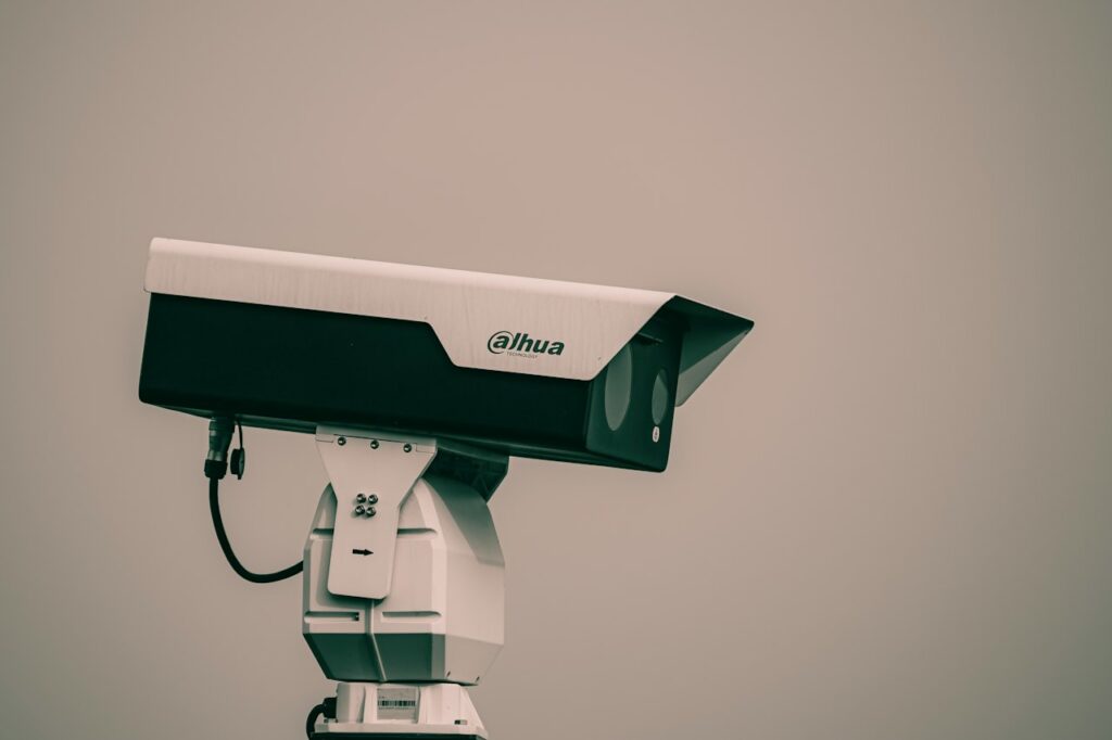 Caméra de surveillance sur son support