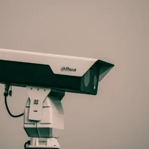 Caméra de surveillance sur son support